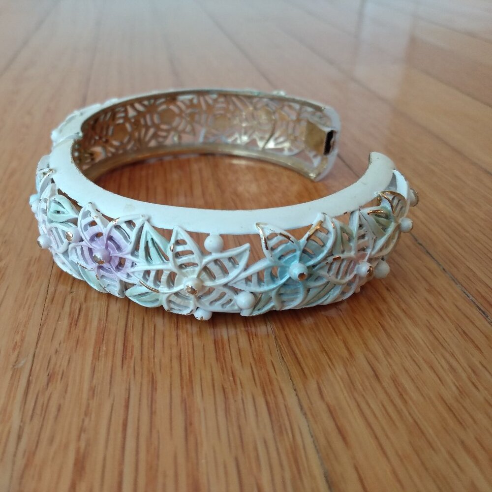 Vintage Bangle Bracelet Hinged Floral Openwork Painted White Pastel Gold Tone